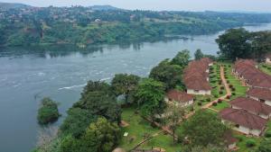 金贾Jinja Nile Resort的享有河边房屋的空中景致