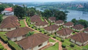 金贾Jinja Nile Resort的享有村庄空中景色,屋顶在水面上