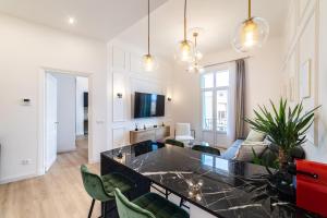 博索莱伊Monaco frontière - Appartement Luxe - Belle Epoque - AD的客厅配有沙发和桌子