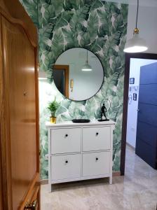 马拉加La Brisa apartamento的一间带白色梳妆台和镜子的浴室