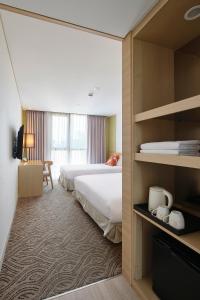 济州市中心酒店客房内的一张或多张床位