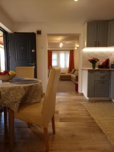 巴亚马雷Casa Haiducului的厨房以及带桌椅的用餐室。