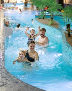 塔林卡尔沃温泉酒店&水上乐园的一群人在游泳池里