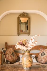 卡拉塔斯克塔维塔利斯酒店的花瓶,桌子上放着鲜花,还有镜子