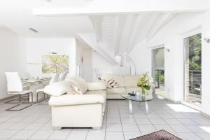 锡根Sonnendeck4的白色的客厅配有白色家具和桌子