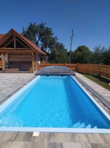 Krška Vas马丁观光农庄农家乐的后院的游泳池