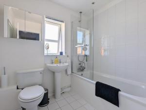 海维康Saffron Court by Wycombe Apartments - Apt 08的白色的浴室设有卫生间和水槽。