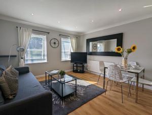 海维康Saffron Court by Wycombe Apartments - Apt 08的客厅配有沙发和桌子