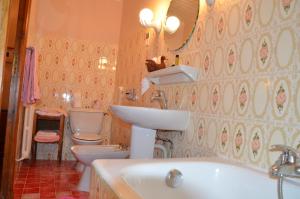 博迪昂湖泊旅馆的浴室设有2个卫生间、水槽和浴缸。