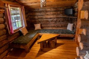 Arctic Log Cabins的休息区