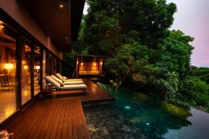 阁遥岛Villa Lydia, Koh Yao Noi的一座带游泳池甲板的房子