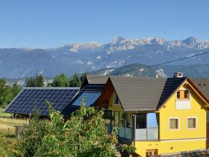 博希尼Tubej superior wellness house的屋顶上设有太阳能电池板的房子