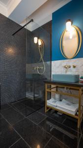 那沃达利Mamaia Beach Condos 2的一间带玻璃淋浴和水槽的浴室