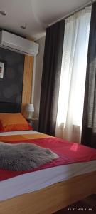 瓦拉日丁Apartment Travel hub ***的一间卧室设有两张床,窗户配有窗帘
