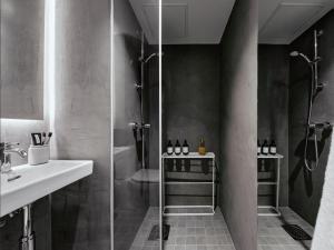 塔林Campus House by Larsen的带淋浴和盥洗盆的浴室