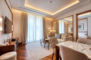 蒂瓦特Porto Montenegro Residences的酒店套房 - 带客厅和卧室