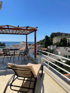 乌尔齐尼Villa Guci的阳台配有椅子,享有海景。