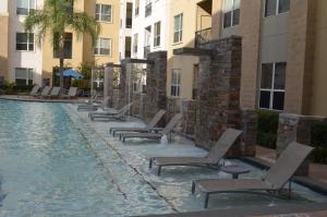 休斯顿市中心区域公寓的游泳池旁的一排躺椅
