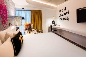 伦敦nhow London的一间酒店客房,配有一张床和一台电视