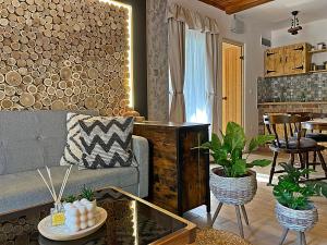 埃格尔Cityside Cottage的客厅配有沙发和桌子