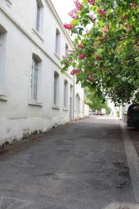 索米尔Appartement calme proche de la Loire的白色建筑前的一条空的街道