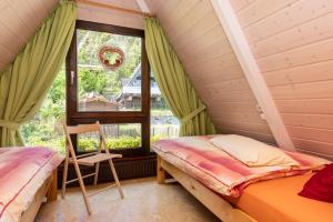 希尔兴巴赫Ferienhaus Düperthal的一间卧室设有两张床和窗户。