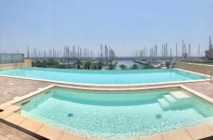圣托·斯特凡诺·阿尔马尔Aregai Marina Exclusive Seaside Apartments的享有码头景致的大型游泳池