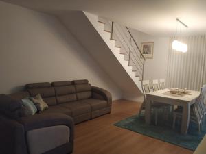 坎普自由鎮Brava的客厅配有沙发和桌子