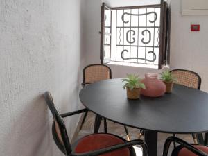 阿尔卡拉德尔胡卡尔Complejo Casa Carmen Alcalá Del Júcar的窗户客房内的桌椅