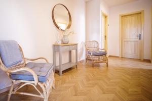 BólyMagtár Villa的一间设有两把椅子和一面镜子的墙壁客房