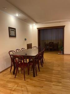 塔什干4-room apartment in the center of Tashkent的一间带桌子和木椅的用餐室