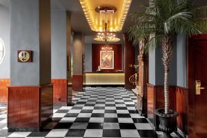 马尔默瑞典精英酒店的走廊上设有 ⁇ 制地板和棕榈树