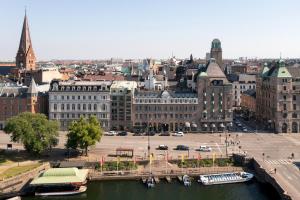马尔默瑞典精英酒店的享有河流和建筑的城市空中景致