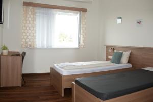 玛丽亚莱泽多夫凯尔酒店的一间卧室设有两张床和窗户。