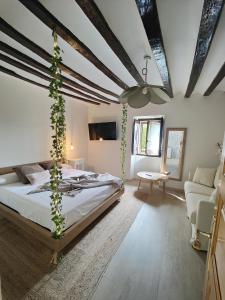 萨马涅戈Casa Rural La Molinera Etxea的一间卧室,配有一张天花板上常春藤床