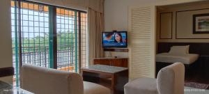 马六甲D Savoy @ A'Famosa by RK的酒店客房设有电视和卧室
