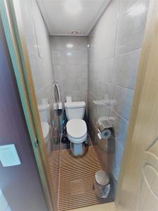 首尔Y's house的一间带卫生间和淋浴的小浴室