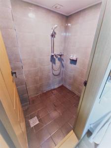 首尔Y's house的浴室里设有玻璃门淋浴