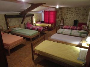 CaillavetArtémis的一间设有四张双层床和红色窗帘的房间