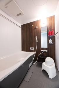 鹿儿岛T・Kスクエア鹿児島中央的带浴缸、卫生间和盥洗盆的浴室