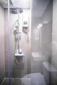 胡志明市Brand New Cozy Home in D1 wBalcony的带淋浴、卫生间和盥洗盆的浴室