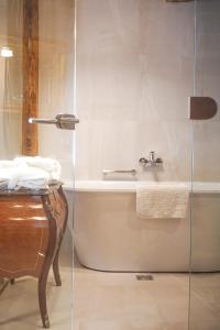 库尔迪加Boutique Hotel Virkas muiža的带浴缸和盥洗盆的浴室