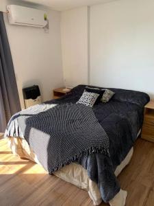 圣达菲Monoambiente céntrico的一间卧室配有一张带黑白毯子的床