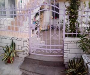 特里凯里Villa Anna的通往有植物的房子的白色门
