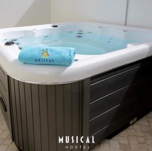 阿尔布费拉Musical Hostel的浴缸上方配有毛巾
