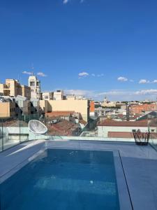 马德里60 Balconies Iconic的建筑物屋顶上的游泳池