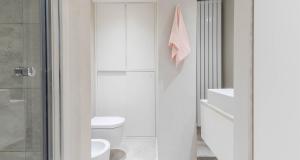 米兰ALTIDO Fulcorina的白色的浴室设有卫生间和淋浴。