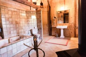 Chalet familial authentique avec jardin/cheminée的一间浴室