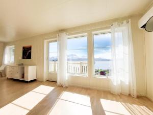 BrygghaugenDestination Senja - Vangsvik的客房设有海景大窗户。