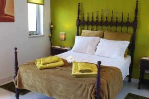 法鲁Ria Formosa Pineview的一间卧室设有一张带绿色墙壁的大床